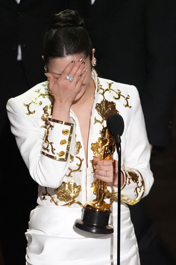 ▲ 이재(EJAE)가 15일(현지시각) 미 캘리포니아주 로스앤젤레스 돌비 극장에서 열린 '제98회 아카데미시상식'에서 '케이팝 데몬 헌터스(케데헌)' OST '골든'으로 최우수 주제가상을 받은 후 눈물을 흘리며 수상 소감을 말하고 있다. ⓒ뉴시스