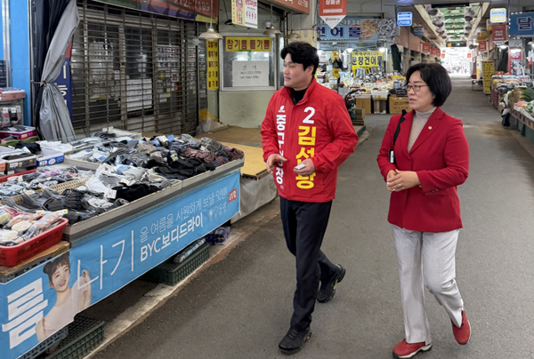 ▲ 김선광 예비후보가 지난 14일 태평시장과 산성시장에 이어 15일 문창시장과 부사홈런시장을 찾아 상인들과 대화를 나누며 상권 상황을 점검했다.ⓒ김선광예비후보