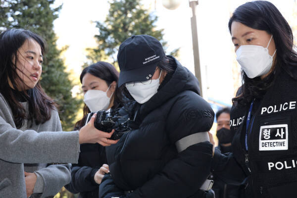 ▲ 생후 20개월이 된 A양을 방임해 숨지게 한 혐의를 받는 20대 친모가 지난 7일 구속 전 피의자 심문(영장실질심사)이 열리는 인천지법에 들어서고 있다. 
ⓒ연합뉴스 제공