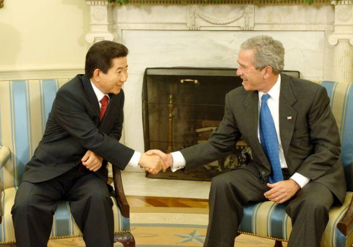 ▲ 2005년 6월 10일 노무현 당시 대통령은 조지 부시 당시 미국 대통령과 정상회담을 마친 뒤 악수를 하는 모습. ⓒ노무현 사료관