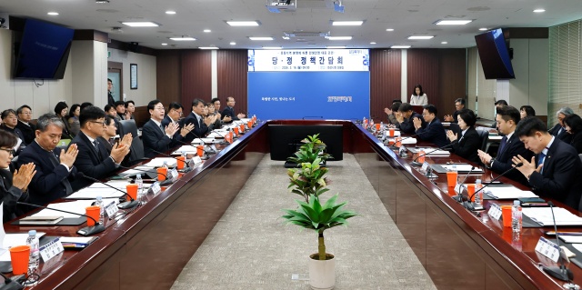 ▲ 정명근 시장(오른쪽 줄 가운데)이 당정 정책간담회를 주재하고 있다ⓒ화성시 제공