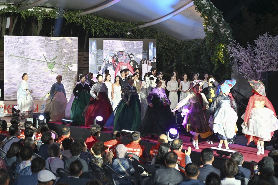 ▲ 대구 남구 앞산하늘다리 '사랑의 오작교'서 패션쇼를 만나다(2026 앞산 벚꽃 패션쇼 장면).ⓒ대구 남구