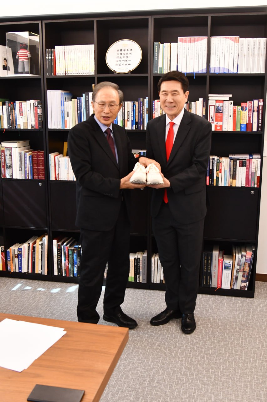 ▲ 이명박 전 대통령은 “끝까지 열심히 뛰어 꼭 승리하라”는 격려와 함께 국내 스포츠 브랜드 운동화를 선물했다.ⓒ이강덕 예비후보측