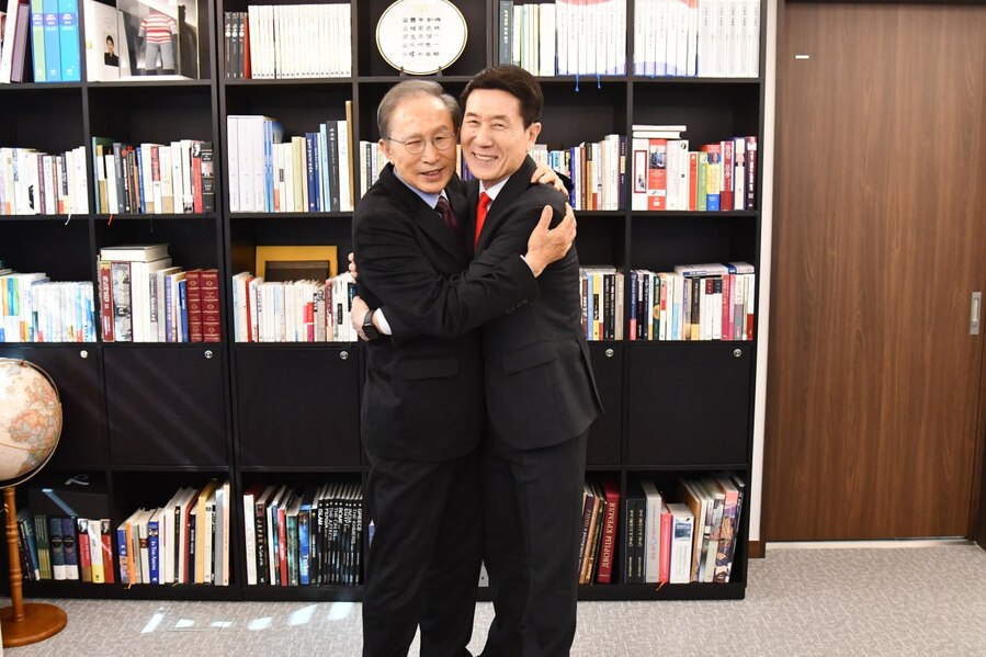 ▲ 이명박 전 대통령은 “소멸 위기를 맞은 경북에는 능력이 검증된 인물이 필요하며, 진정한 경북 균형발전을 이룰 적임자는 이강덕뿐”이라고 말했다.ⓒ이강덕 예비후보측