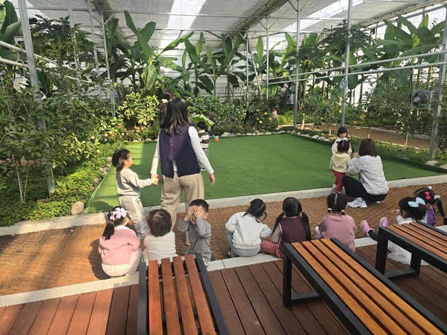 ▲ 인제군이 12월까지 북면 월학리 스마트팜 온실에서 지역 어린이와 학생들을 대상으로 '스마트팜 온실 체험학습 교육 프로그램'을 운영한다. ⓒ인제군
