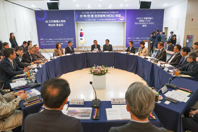 ▲ 강원특별자치도가 원주시와 함께 '첨단의료복합단지' 지정 촉구를 위해 16일 원주의료기기산업진흥원에서 도내 산·학·연·병 19개 핵심기관과 민관협력 업무협약을 체결했다. ⓒ강원특별자치도