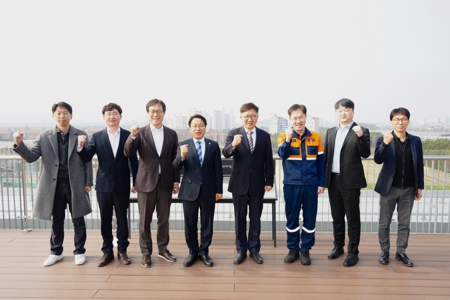 ▲ 강기정 광주광역시장이 지난 16일 포스코 광양제철소를 방문해 제철소 운영 현황을 살펴보고 에너지 운영 현황과 향후 전력 수급 계획 등을 청취한 후 기념촬영을 하고 있다.ⓒ광주광역시 제공