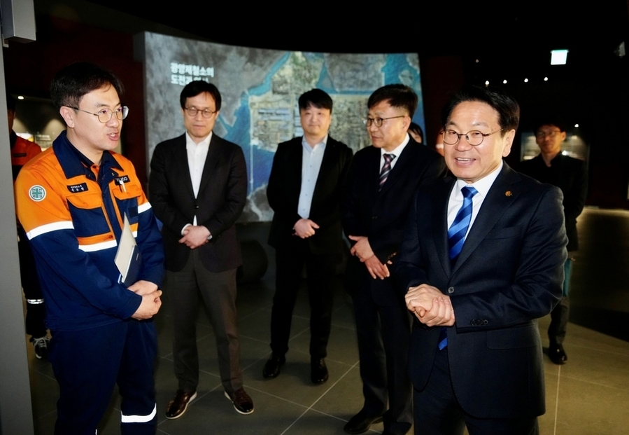 ▲ 강기정 광주광역시장이 지난 16일 포스코 광양제철소를 방문해 제철소 운영 현황을 살펴보고 에너지 운영 현황과 향후 전력 수급 계획 등을 청취하고 있다.ⓒ광주광역시 제공