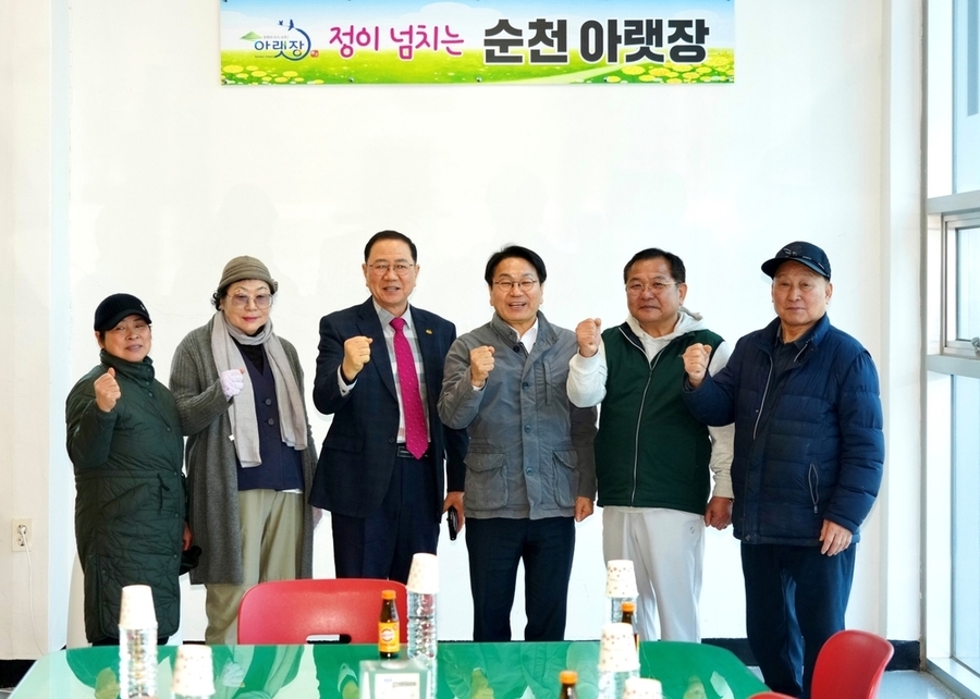 ▲ 강기정 광주광역시장이 지난 16일 순천 아랫장을 방문해 상인들과 광주전남 행정통합 비전을 공유하고 지역 상권에 미칠 영향과 기대효과, 개선사항 등에 대한 의견을 나눈후 기념촬영을 하고있다.ⓒ광주광역시 제공