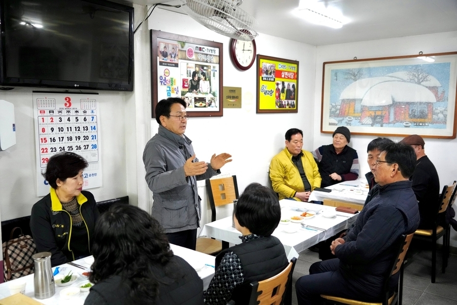 ▲ 강기정 광주광역시장이 지난 16일 순천 웃장을 방문해 상인들과 광주전남 행정통합 비전을 공유하고 지역 상권에 미칠 영향과 기대효과, 개선사항 등에 대한 의견을 나누고 있다.ⓒ광주광역시 제공