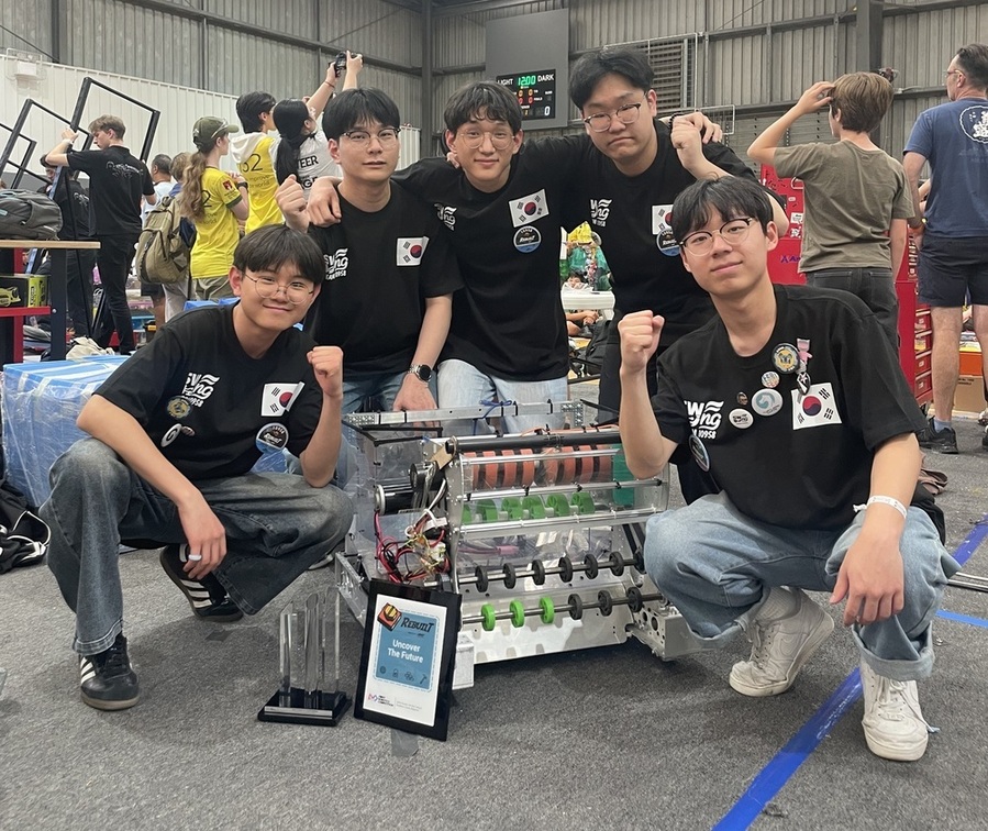 ▲ 광주 광덕고 AI·SW·로봇 동아리 ‘오소프(OSOF)’ 학생들이 지난 13~15일 호주 시드니에서 열린 ‘FRC 로봇대회’에서 직접 제작한 로봇과 함께 기념촬영을 하고 있다.ⓒ광주시교육청 제공