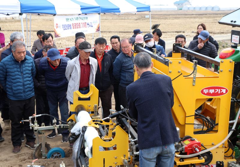 ▲ 지난 16일 태안읍 상옥리에서 열린 태안마늘 파종 기계화 연시회 모습.ⓒ태안군