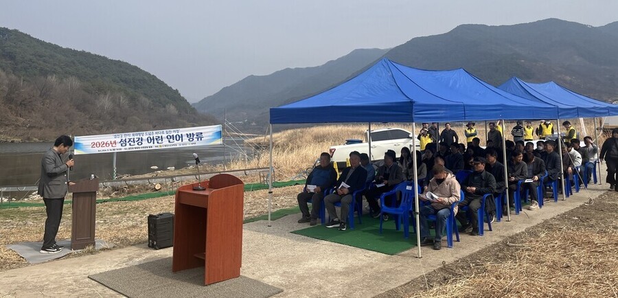 ▲ 섬진강 어린연어 방류ⓒ전라남도 제공