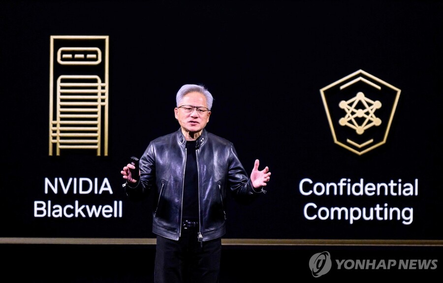 ▲ 젠슨 황 엔비디아 최고경영자(CEO)가 16일(현지시간) 미국 캘리포니아주 새너제이의 SAP센터에서 연례 개발자 회의 'GTC 2026' 기조연설을 하고 있다.ⓒ연합뉴스