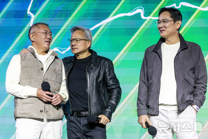 ▲ 젠슨 황 엔비디아 최고경영자(CEO)와 이재용 삼성전자 회장, 정의선 현대차그룹 회장이 서울 강남구 코엑스에서 열린 엔비디아 지포스 게이머 페스티벌에 참석하고 있다.ⓒ뉴시스