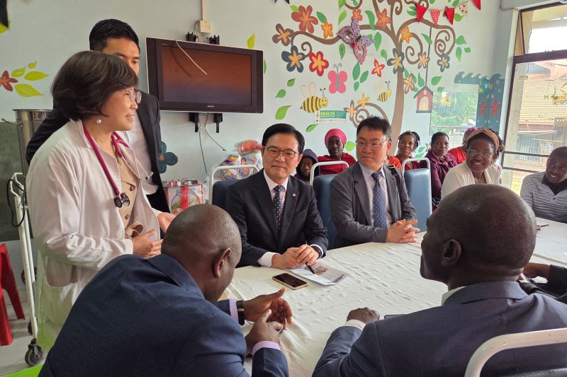 ▲ 김석필 천안시장 권한대행 부시장을 비롯한 천안시 대표단이  16일(현지시각) 하라레 샐리 무가베 어린이병원을 방문, 대화를 나누고 있다.ⓒ천안시