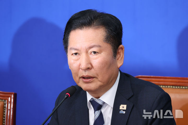 ▲ 정청래 더불어민주당 대표가 17일 오전 서울 여의도 국회에서 검찰개혁 관련 긴급 기자회견을 하고 있다. ⓒ뉴시스