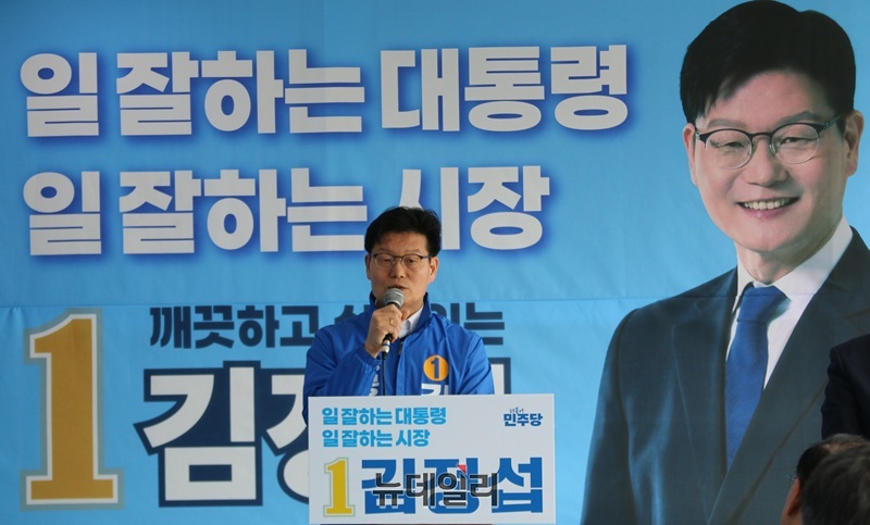 ▲ 김정섭 공주시장 예비후보가 17일 오전 자신의 선거사무실에서 기자회견을 열고 역사문화관광 공약을 발표하고 있다.ⓒ이길표 기자