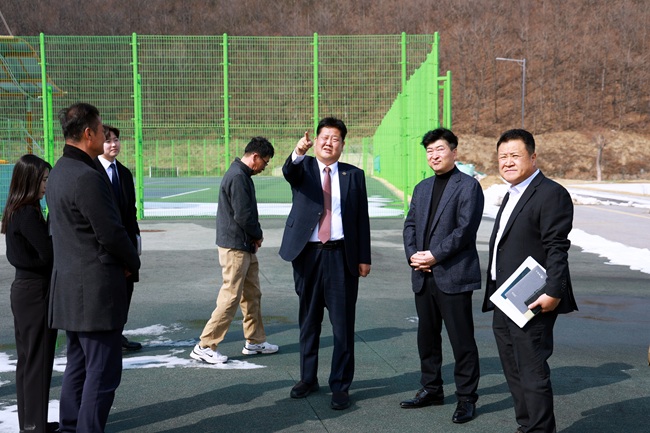 ▲ 협약식 이후에는 태백 스포츠파크를 찾아 야구장 시설과 대회 개최 여건을 함께 점검했다. ⓒ태백시