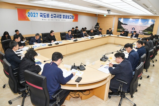 ▲ 2027년 국도비 신규사업 발굴 보고회가 17일 화천군청에서 최문순 군수, 안중기 부군수를 비롯한 각 실과소장, 담당들이 참석한 가운데 열렸다. ⓒ화천군