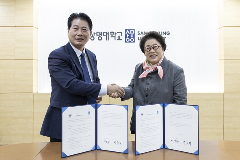 ▲ 이정환 라오스한국대학교 총장과 김종희 상명대 총장(오른쪽)이 MOU 체결 후 기념사진을 촬영하고 있다.ⓒ상명대