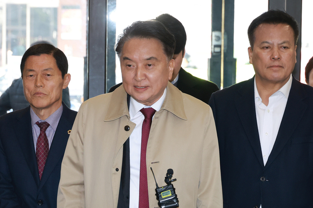 ▲ 김영환 충북도지사가 17일 서울 여의도 국민의힘 당사에서 공천 컷오프 관련 입장을 밝히고 있다. ⓒ뉴시스