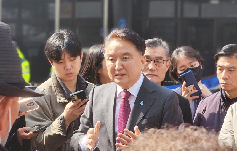 ▲ 국민의힘의 컷오프(공천 배제) 통보를 받은 김영환 충북도지사가 17일 오전 서울 여의도 국민의힘 당사에서 기자회견 후 시민들과 대화하고 있다. ⓒ독자제공