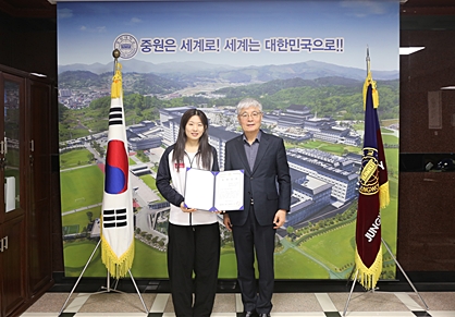 ▲ 장기원 중원대 총장(오른쪽)이 12일 아시아 청소년 펜싱선수권대회에서 입상한 펜싱부 조민주 학생에게 총장 특별 장학 증서를 수여한 후 기념사진을 촬영하고 있다. ⓒ중원대