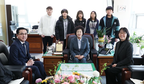 ▲ 동구 청소년참여위원회 위원들이 동구의회를 방문한 모습.ⓒ동구