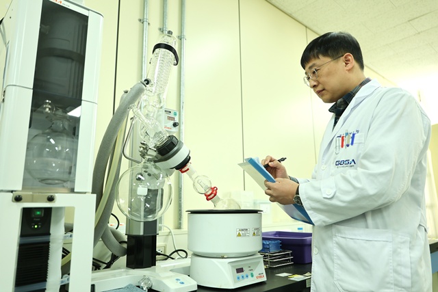 ▲ 최춘환 박사(경기도경제과학진흥원 바이오산업본부)가 밀싹 추출물의 기능성을 입증하기 위해 농축기를 활용하여 실험을 진행하고 있다. ⓒ경기도경제과학진흥원 제공