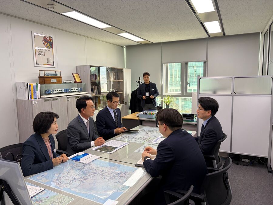 ▲ 사천시와 남해군은 지난 16일 국토교통부를 방문해 철도국장 및 제2차관과 면담을 갖고, 철도 구축 필요성과 국가 균형발전 및 산업 경쟁력 강화를 위한 지원을 건의했다.ⓒ사천시.남해군