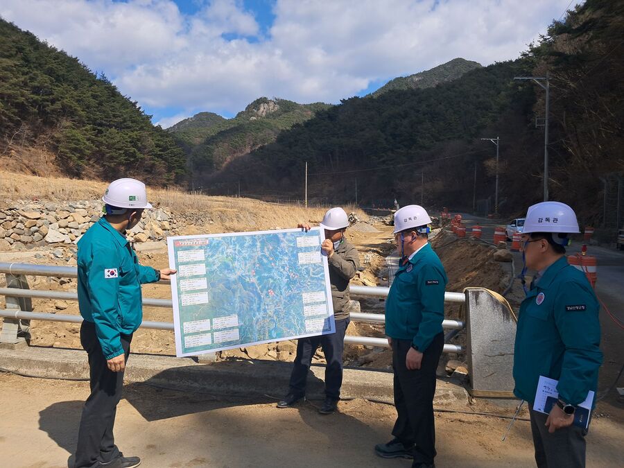 ▲ 이승화 산청군수를 비롯한 관계 공무원들이 참여한 가운데 자양교와 병정~내수지구 등 주요 수해복구 사업장을 방문해 공정 진행 상황과 현장 관리 상태를 점검하고, 조속한 준공을 위한 의견을 공유했다.ⓒ산청군
