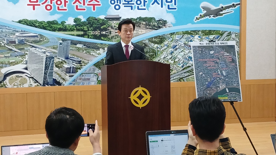 ▲ 조규일 진주시장이 17일 진주시청 브리핑룸에서 기자회견을 열고 원도심 활성화 종합대책을 발표하면서 이 같은 계획을 설명하고있다.ⓒ진주시