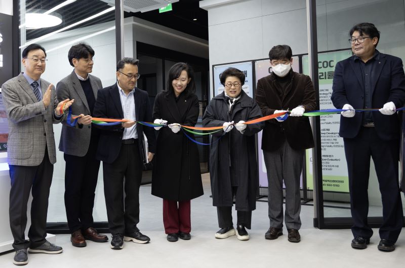 ▲ 최첨단 에듀테크 기반의 혁신 학습 플랫폼인 ‘COC(Creative Open Campus)’ 개소식에서 김종희(오른쪽에서 다섯 번째) 총장 등이 테이프를 자르고 있다.ⓒ상명대