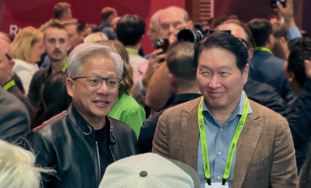 ▲ SK하이닉스 전시 부스를 찾은 엔비디아 젠슨 황 CEO(가운데 왼쪽)와 SK그룹 최태원 회장(가운데 오른쪽)ⓒSK하이닉스