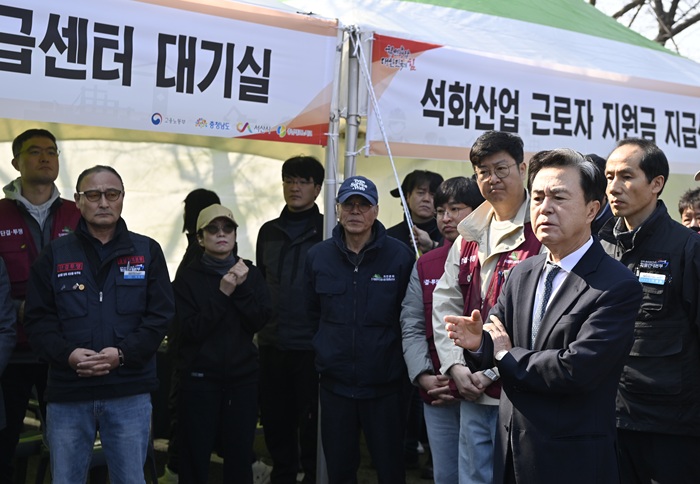 ▲ 충남도가 최근 서산 대산석유화학단지 근로자 지원금 신청센터를 개소한 가운데, 김태흠 충남지사가 17일 현장을 점검하며 근로자 지원 대책을 설명하고 있다.ⓒ충남도