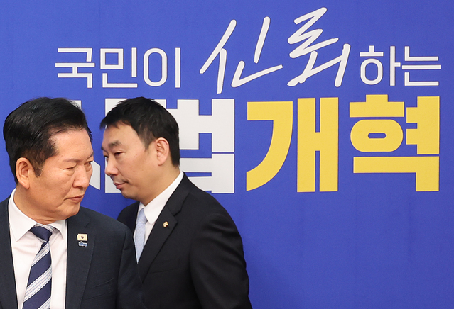 ▲ 정청래 더불어민주당 대표와 김용민 국회 법제사법위원회 여당 간사가 17일 국회에서 검찰개혁 관련 긴급 기자회견에 참석하는 모습. ⓒ뉴시스