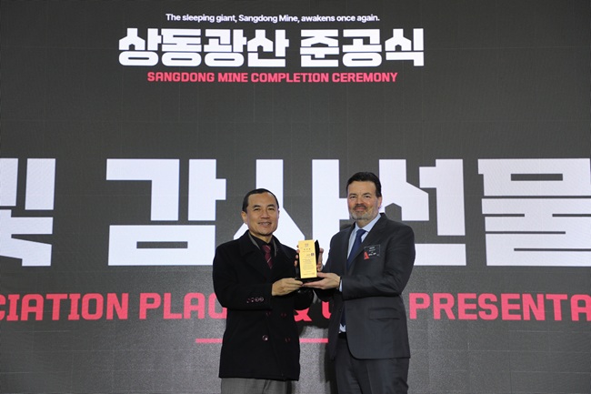 ▲ 김진태 도지사가 루이스 블랙 ㈜알몬티 대표에게 감사의 선물을 전달하고 있다. ⓒ강원특별자치도