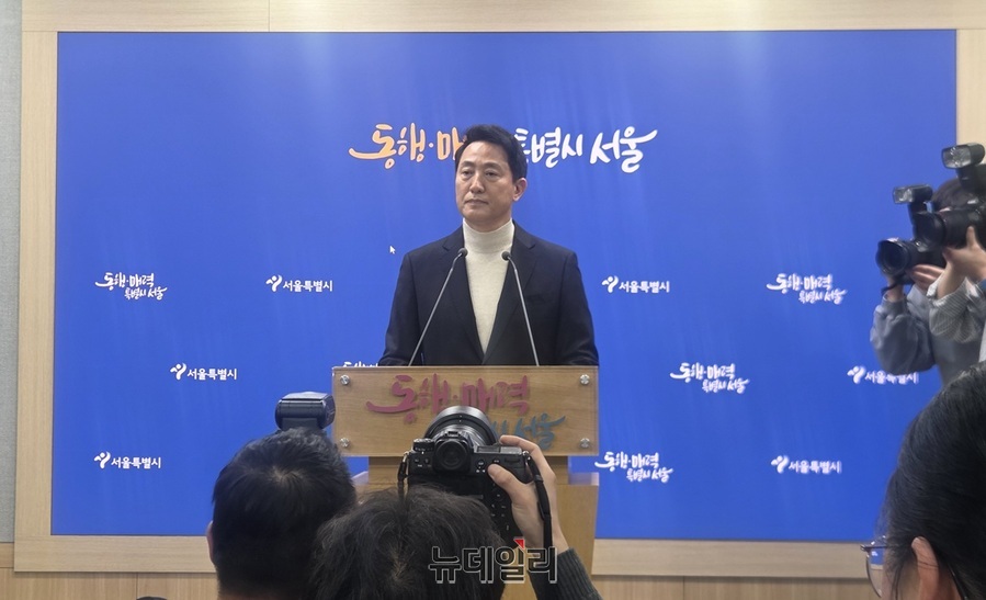 ▲ 17일 오세훈 서울시장이 국민의힘 서울시장 후보 등록 의사를 밝힌 뒤 기자들의 질문에 답하고 있다. ⓒ김승환 기자