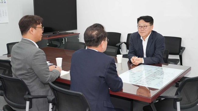 ▲ 육동한 춘천시장이 17일 국토교통부 정의경 국토도시실장을 만나 K-AI 시티 선도사업과 강촌 도시재생사업, 은퇴마을 조성사업 등의 현안을 설명하고 있다. ⓒ춘천시