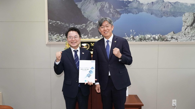 ▲ 육동한 춘천시장이 국토교통부 김이탁 1차관을 만나 K-AI 시티 선도사업과 강촌 도시재생사업, 은퇴마을 조성사업 등의 현안을 설명하고 기념촬영을 하고 있다. ⓒ춘천시