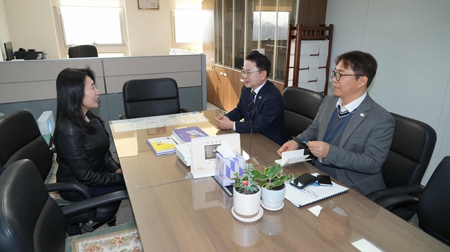 ▲ 육동한 춘천시장이 17일 문화체육관광부 이선영 체육국장을 만나 국제스케이트장 유치 방안을 설명하고 있다. ⓒ춘천시