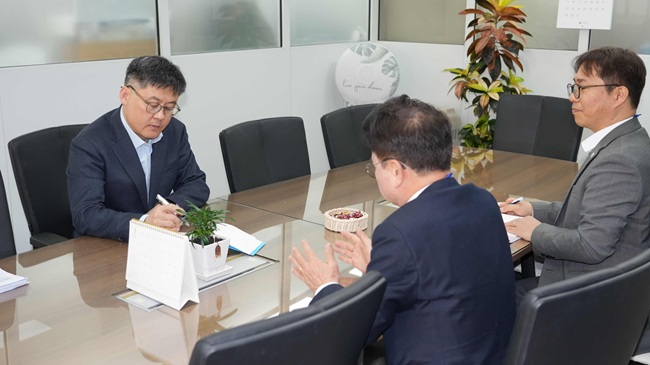 ▲ 육동한 춘천시장이 17일 문화체육관광부 김정훈 기획조정실장을 만나 국제스케이트장 유치 방안과 춘천의 AI, VFX 산업에 대해 설명하고 있다. ⓒ춘천시