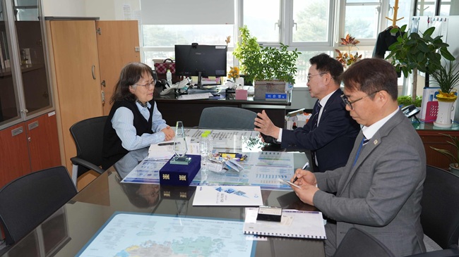▲ 육동한 춘천시장이 17일 문화체육관광부 이선영 체육국장을 만나 국제스케이트장 유치 방안을 설명하고 있다. ⓒ춘천시