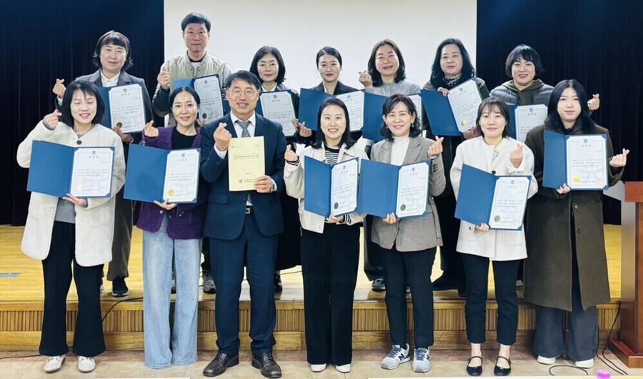 ▲ 광주시교육청 구영철 인성생활교육과 과장이 17일 구)광주교육연구정보원 소강당에서 ‘위기교실케어샘 역량강화 연수’를 진행하고 위촉 대상자와 함께 기념사진을 촬영하고 있다.ⓒ광주시교육청 제공