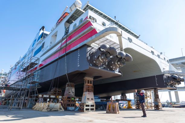▲ 남한권 울릉군수는 철저한 정밀 진단을 통해 동일한 고장이 재발하지 않도록 완벽한 수리를 당부하며 현장 관계자들을 독려했다.ⓒ대저해운