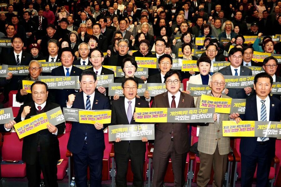 ▲ 강기정 광주광역시장이 지난 2월25일 국회의원회관 대회의실에서 열린 ‘5·18정신 헌법전문 수록 개헌 촉구 국민결의대회’에 참석해 참석자들과 기념촬영을 하고 있다.ⓒ광주광역시 제공