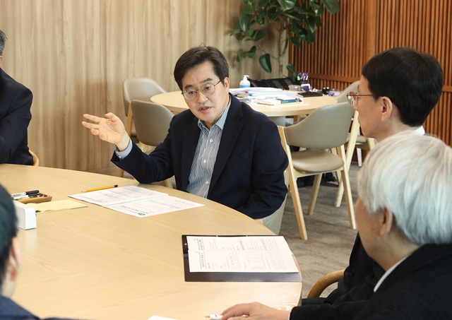 ▲ 김동연 경기도지사가 17일 경기도청에서 민생·에너지 추가경정예산을 위한 긴급 전략회의를 열고 현안에 대해 논의하고 있다. ⓒ경기도 제공