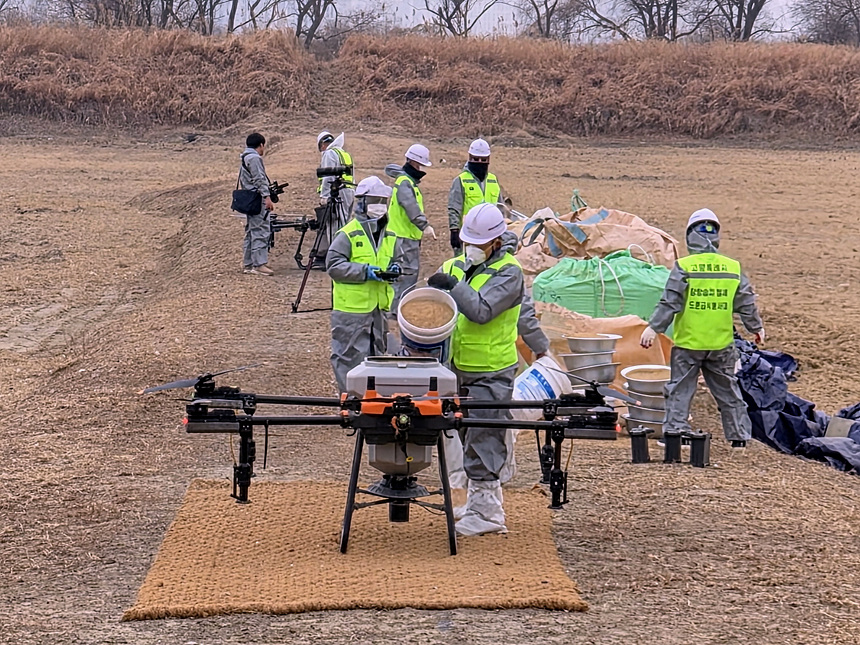 ▲ 드론을 활용한 겨울철새 먹이주기 ⓒ고양특례시 제공
