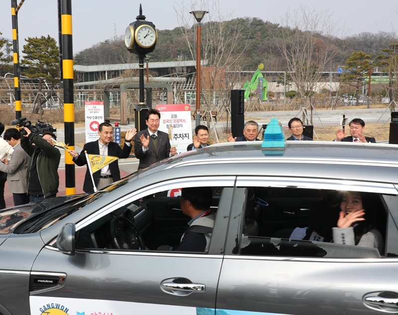 ▲ 지난 16일 강원특별자치도가 원주역 일대에서 강원 외국인 관광택시 원주 발대식을 개최했다. ⓒ강원특별자치도